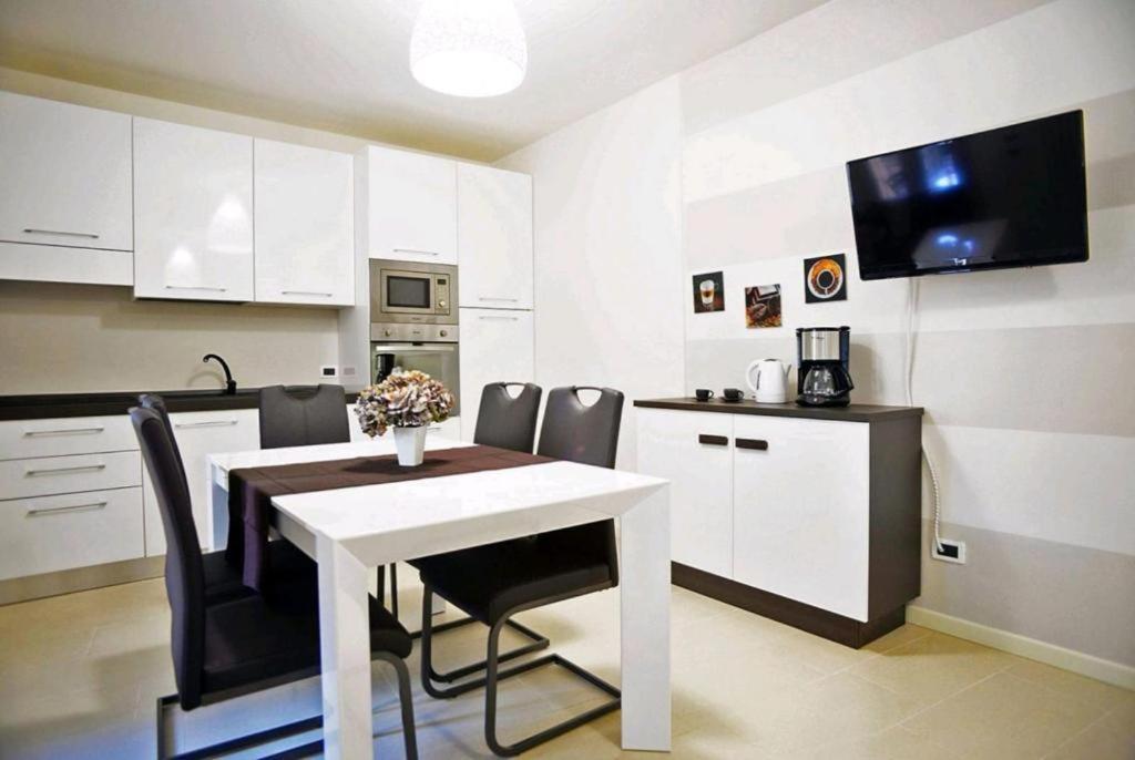 Ventuno - Modern Apartment - Country & Lake لوفيري المظهر الخارجي الصورة