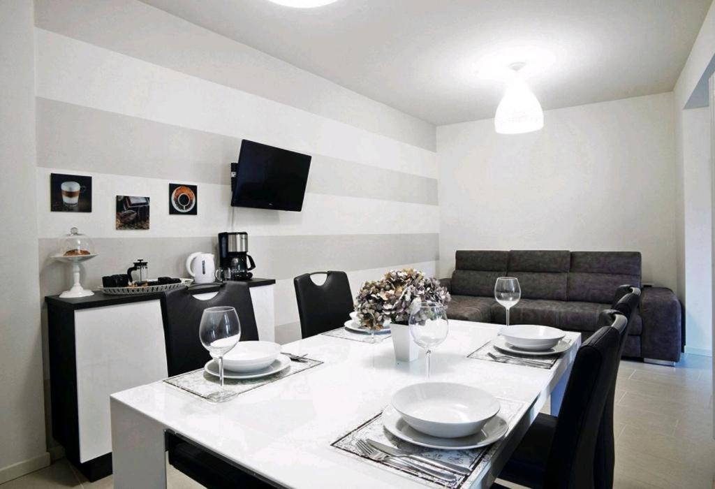 Ventuno - Modern Apartment - Country & Lake لوفيري المظهر الخارجي الصورة
